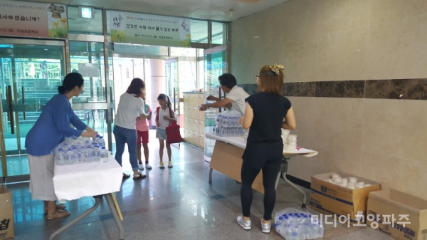 학부모회 주관으로 아침밥 먹기 캠페인을 벌이고 있다. (사진 =  파주교육지원청)