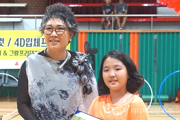 (사진 왼쪽부터) 박경희 대표가 특별상을 수상한 일산초교 3학년 이시현 양
