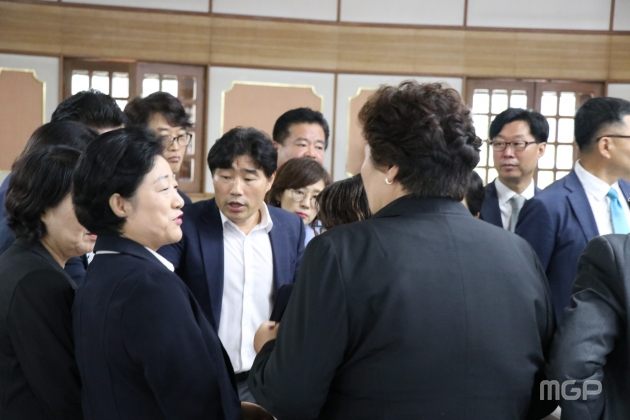 집회가 이어지자 민주당 의원들은 대책마련에 부심했다. 당대표인 김운남 의원(사진 가운데)은 부결처리를 주장했다.
