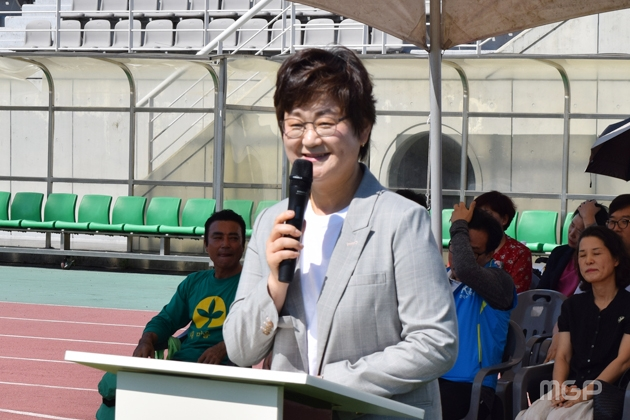이윤승 고양시의회 의장이 격려사를 하고 있다.