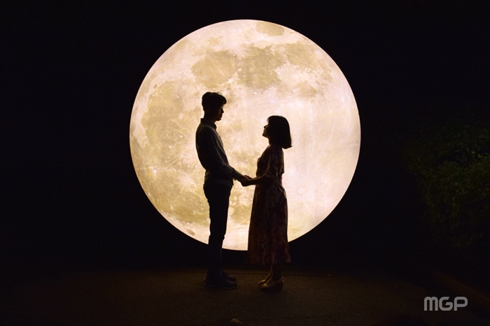행주산성을 방문한 커플이 LED 달 앞에서 사진을 찍고 있다.