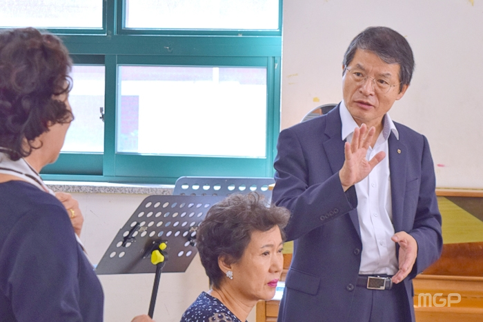 김진의 일산농협 조합장이 장애인연합회 임원들을 격려하고 있다.
