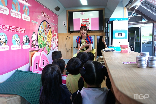 아이들이 엠버버스 안에서 구강교육을 받고 있다.