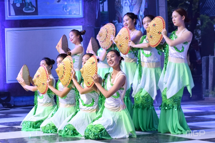 모자를 이용한 전통춤 공연을 하고 있다.