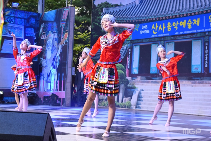 중국 소수민족 묘족의 전통춤 공연을 하고 있다.