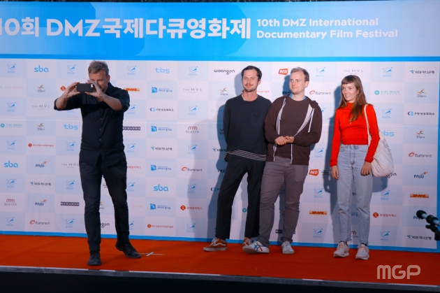 영화제에 참석한 해외영화인이 포토존에서 몰려든 기자들에 신기해 하고 있다.