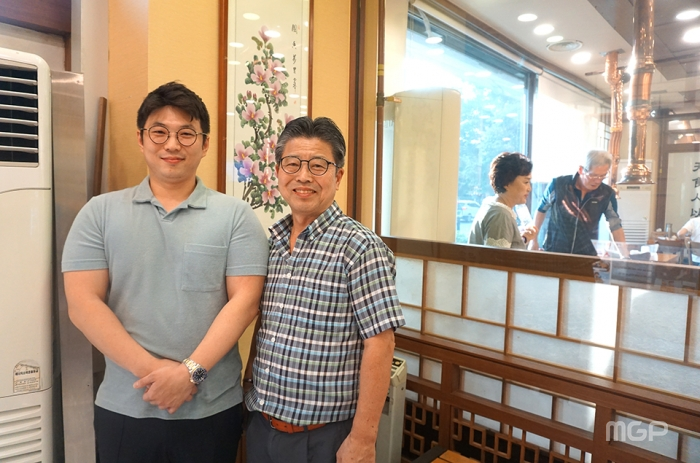 박창용 대표가 삼보가든 설립자이자 아버지인 박세홍 씨와 함께 사진을 찍었다.