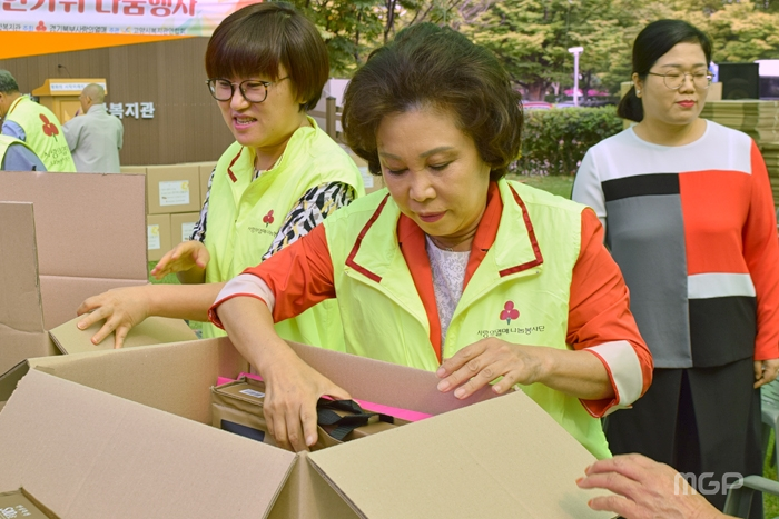 박미화 고양시여성단체협의회장이 봉사에 참여하고 있다.