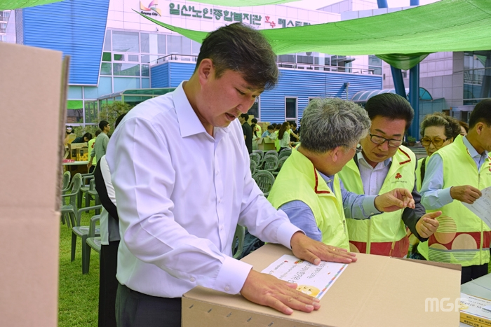 김서현 시의원이 박스를 포장하고 있다.