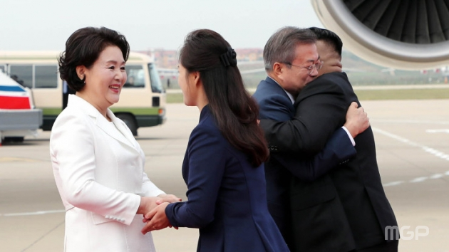 지난 18일 오전 9시 50분 문재인 대통령은 평양 순안공항에 도착했다.