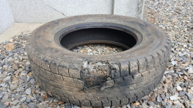 지난 8월 31일 파주 인삼밭 농로에서 대인지뢰 폭발로 파손된 트럭 타이어 모습