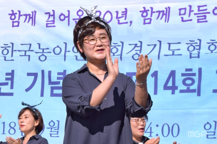 이윤승 고양시의회 의장이 수어 공연을 하고 있다.