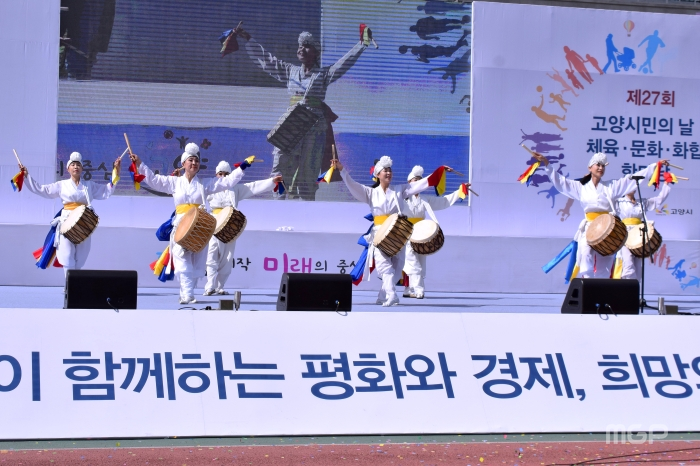 신한류예술단이 사물놀이 공연을 하고 있다.