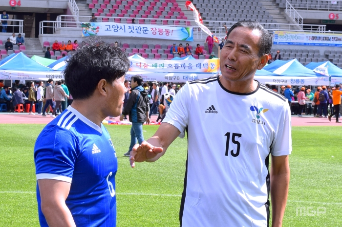 축구는 말이야... (좌측부터 김운남 의원, 이봉운 제2부시장)