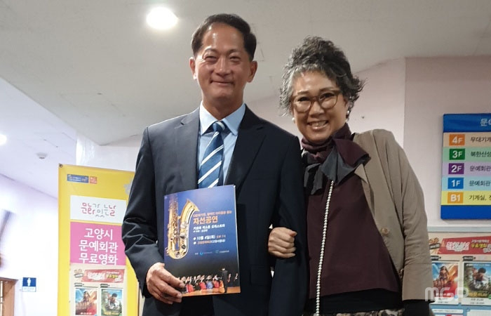 박경희 대표가(오른쪽) 이재준 고양시장이 공연전 기념 사진을 촬영했다.
