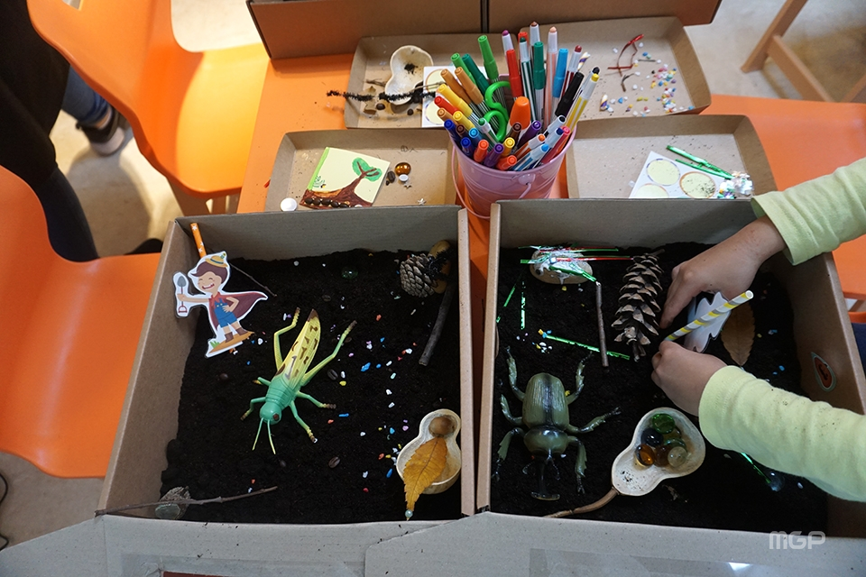 상자 안에 직접 만든 곤충과 자연 사물로 곤충 놀이터를 꾸미고 있다.