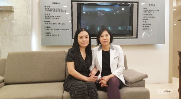 (왼쪽부터) 트롱 홍하 대표와 한정숙 닥터킴스 대표가 미팅 후 나란히 기념 사진을 찍었다.