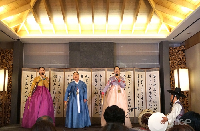 신 명창과 참여 공연자가 함께 남도민요를 열창하고 있다.