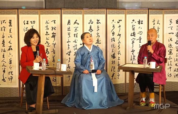 2부 순서의 대담 모습.(왼쪽부터) 이소영 센터장, 신영희 명창, 윤중강 평론가.