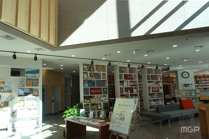 리뉴얼한 중앙도서관 1층 문화 공간