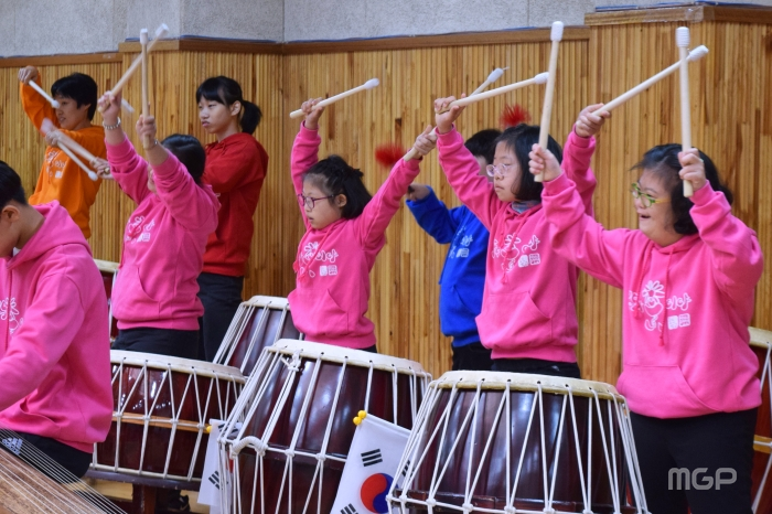 홀트학교 학생들이 공연을 하고 있다.