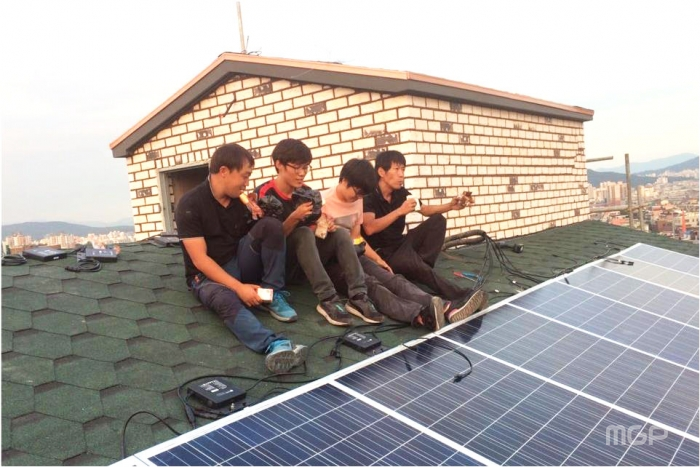 고용노동부 청년내일채움 사업에 참여해 다수의 청년들에게 정규직 일터를 제공하는 마이크로발전소의 기업 이미지는 밝고 건강하다. 지붕형 태양광발전기를 설치 후 직원들이 휴식을 취하는 모습이다.