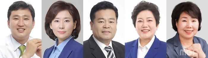 좌측부터 김서현, 김해련, 이길용, 김효금, 김덕심 의원