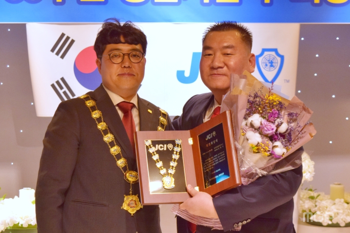 마준 신임 회장이 JCI메달을 인수받고 있다.