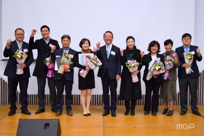 제7기 경기북부 CEO최고위과정을 수료한 기업인들이 사진을 찍고 있다.