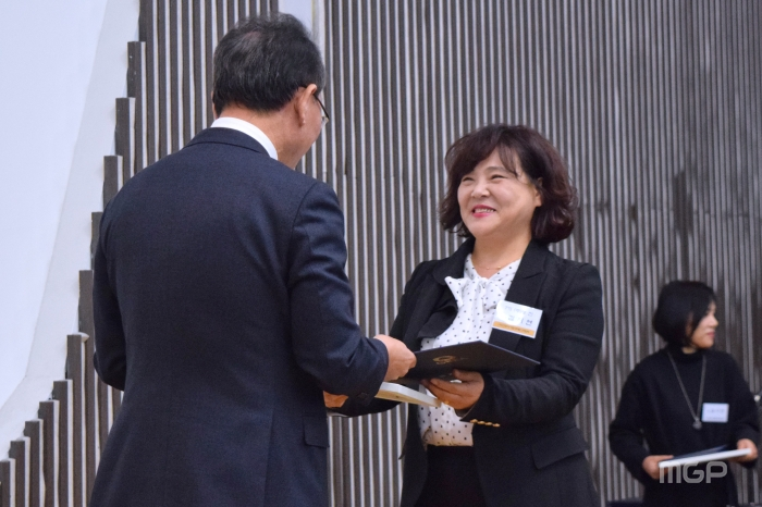 김지연 성진 대표가 수료증을 받고 있다.