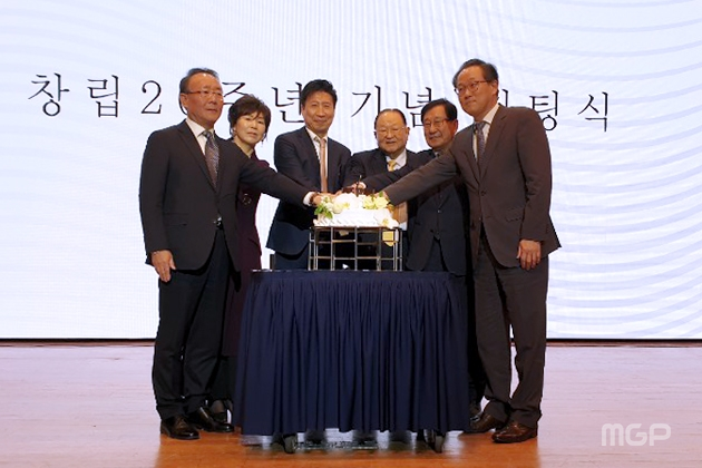 김종운대표(왼쪽에서 세번째)가 이상헌 고경련 회장(왼쪽에서 첫번째)과 장치혁 회장(왼쪽에서 네번째)가 20주년 기념 축하 케잌커팅을 하고있다