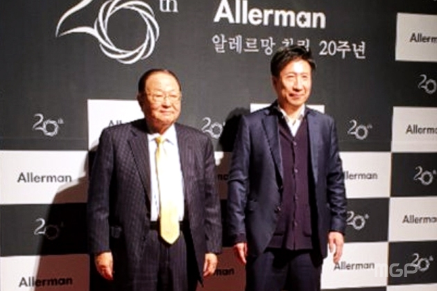 (왼쪽부터) 장지혁 회장과 김종운 대표가 포토월에서 기념사진을 찍고 있다