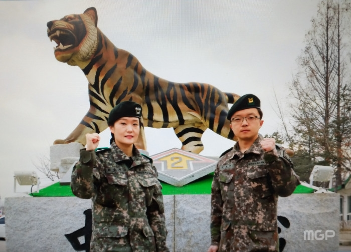 지난 3일 발작을 일으키며 쓰러진 민간인 여성을 구한 육군 6953부대 최슬기 대위(왼쪽)와 김동영 중사.
