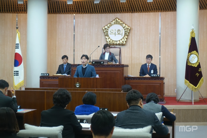 더불어민주당 김운남 시의원이 15일 열린 고양시의회 임시회에서 윤리특별위원회 구성 결의안에 대해 대표발의하고 있다.