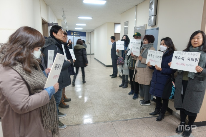 15일 고양시민사회연대회의 소속 10여 명은 임시회가 열리기 전 고양시의회 본회의장 앞에서 채우석 시의원의 제명을 요구하는 피켓을 들고 시위했다.