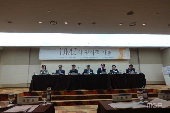 22일 통일연구원 주최로 서울 프레지던트호텔에서 열린 학술회의는 ‘DMZ의 평화지대화 방안과 기대효과’를 주제로 한 제1회의와 ‘DMZ의 평화적 이용과 지자체의 역할’을 주제로 한 제2회의로 나뉘어 진행됐다.