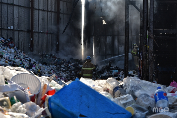 플라스틱 폐기물로 인해 화재 진압에 어려움을 겪고 있다.