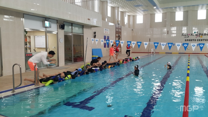 생존수영 수업 모습