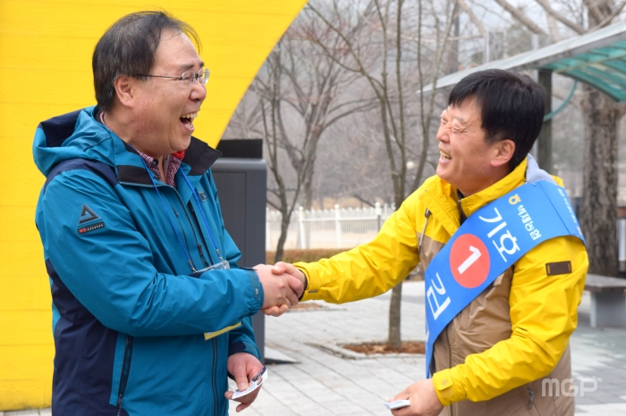 기호1번 김묘연 후보가 선거운동을 하고 있다.