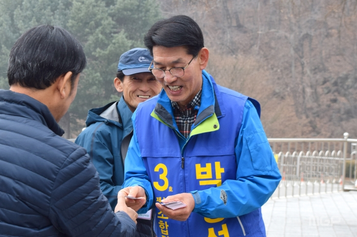 기호3번 박영선 후보가 선거운동을 하고 있다.