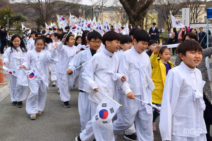 교하초등학교 어린이들이 거리행진에 참여하고 있다.