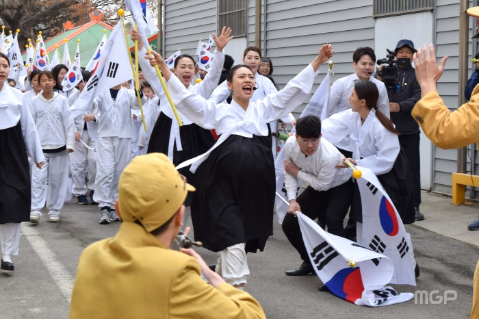 파주시립예술단원들이 일본군에 맞서는 퍼포먼스를 연출하고 있다.