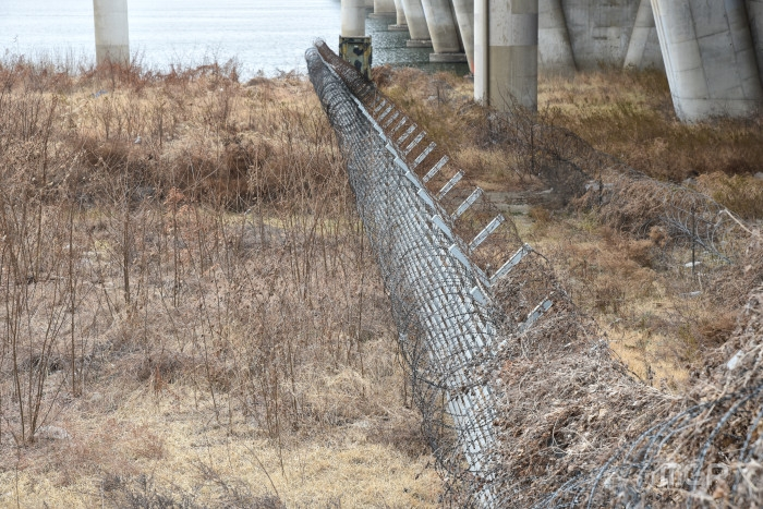 김포대교 인근에 제거되지 않은 철책선이 남아있다.