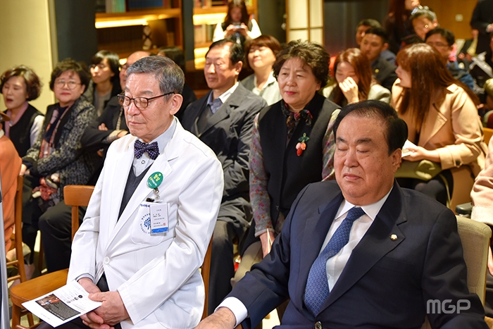 문희상 국회의장(첫째줄 우측), 김세철 의료원장(문 의장 좌측)이 참석하여 공연을 관람하고 있다.