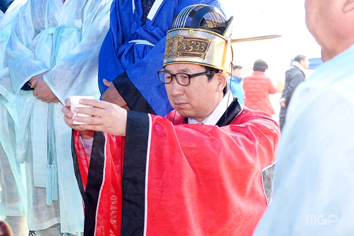 21일 월롱산에서 열린 농업인 풍년기원제에서 최종환 파주시장이 술잔을 올리고 있다.