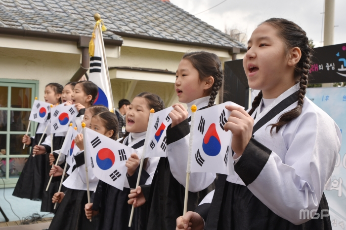 오마초등학교 학생들로 구성된 역사어린이합창단이 공연을 하고 있다.