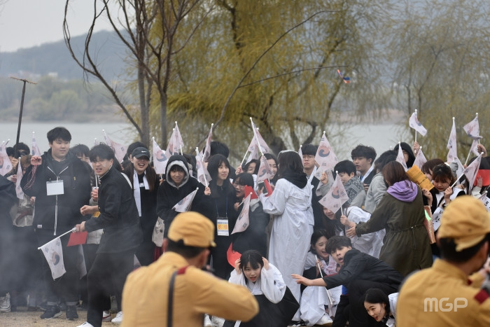 연기자들은 독립만세를 외치다가 일본 기마부대와 헌병의 총칼 앞에서 쓰러지는 상황극을 실감나게 연기했다.
