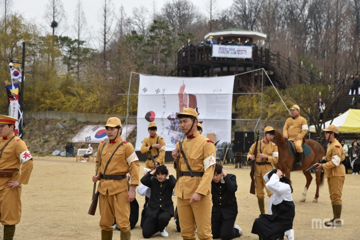 일본 헌병들이 3.1운동 당시 만세시위에 참가한 이들을 탄압하는 모습.