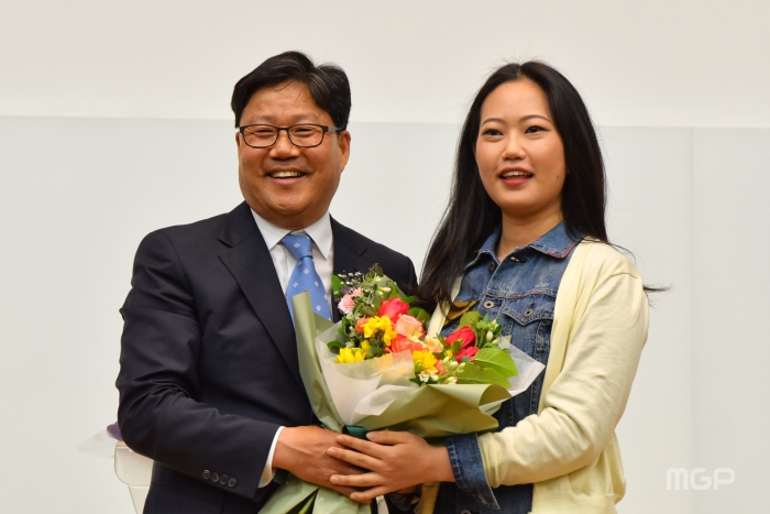 김상래 신임 이사장이 취임을 축하하는 꽃다발을 딸에게 받고 있다.