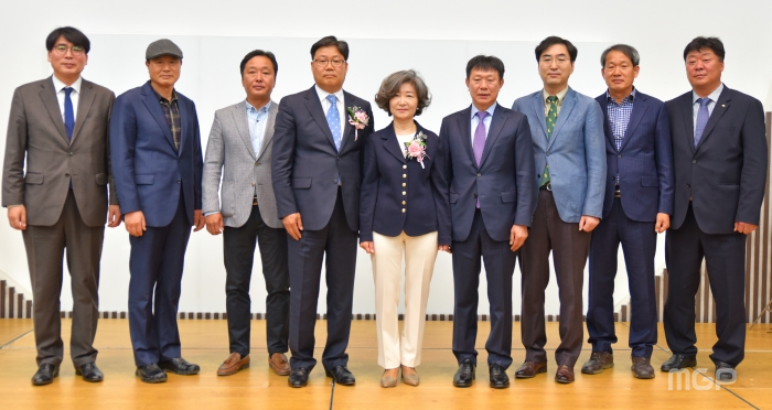 김상래 신임 이사장과 함께 앞으로 센터를 이끌어갈 임원들을 소개하고 있다.